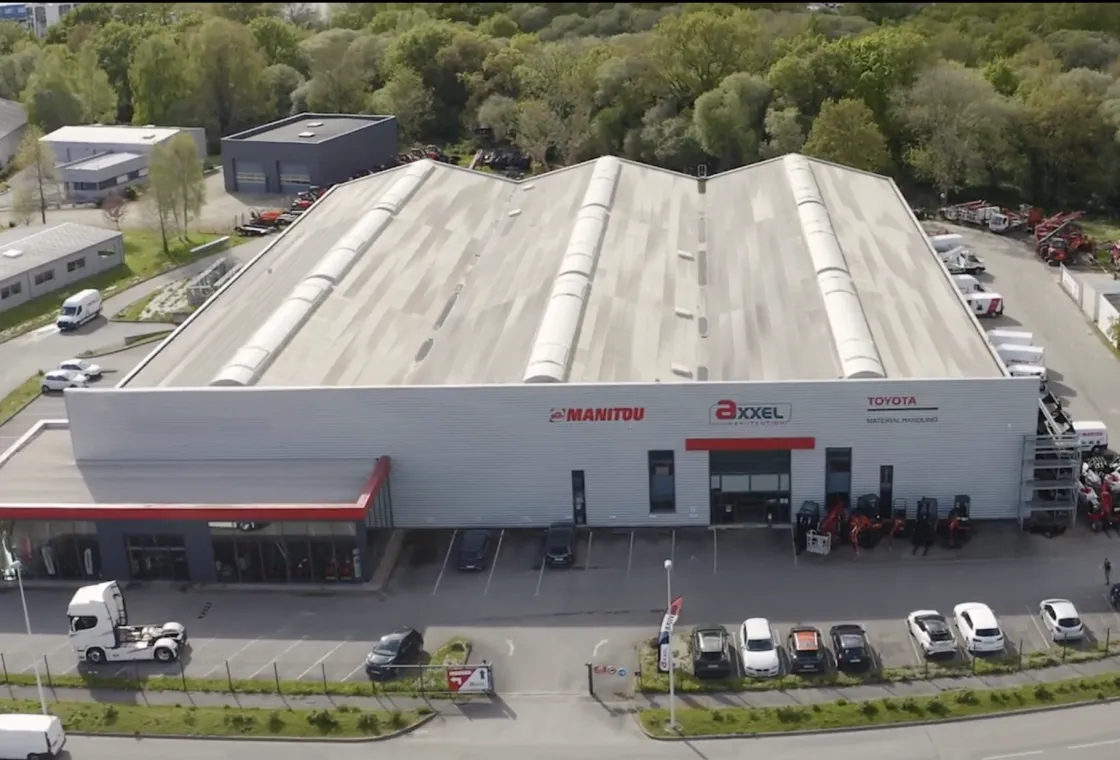 Vue aérienne du site Axxel : bâtiment aux enseignes Manitou, Axxel et Toyota et parc de machines